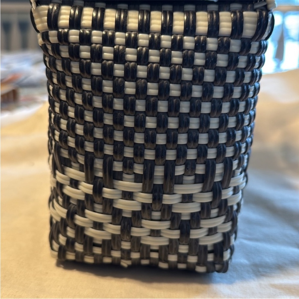 Stylish Black and White Woven Handbag - Picture 3 of 12